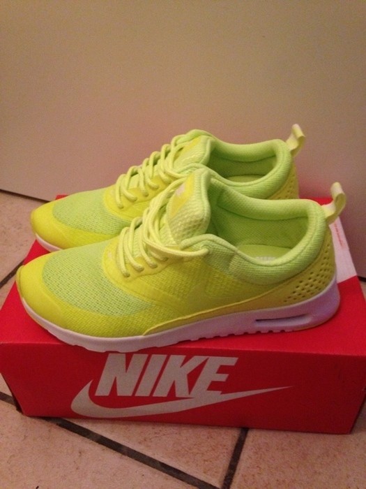 nike thea jaune